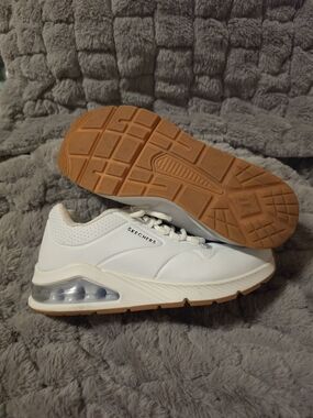 Skechers Women's White Athletic Sneakers with Gum Sole Size 7
